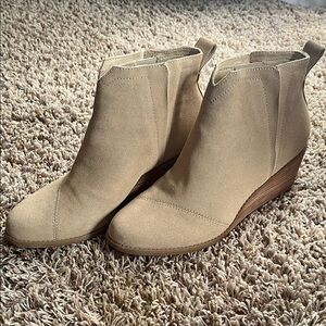 Beige suede Toms heeled booties